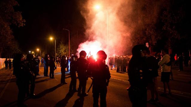 Les policiers allemands ont tenté de sécuriser l'arrivée des migrants à Heidenau. [EPA - Arno Burgi]