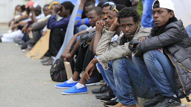 Des migrants ont entamé un sit-in vendredi à Vintimille, à la frontière franco-italienne, dans le but de pouvoir se rendre en France.