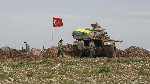 Des soldats turcs prennent position à la frontière turco-syrienne (février 2015).