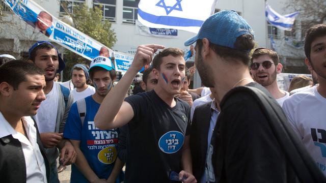 Confrontation d'étudiants durant une journée de simulation de l'élection à Ramat Gan, 22.02.2015. [AFP - Menahem Kahana]