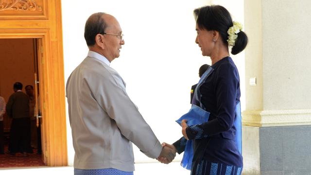 Rencontre entre le président Thein Sein et Aung San Suu Kyi le 31 octobre 2014. [AFP PHOTO / MYANMAR NEWS AGENCY (MNA)]