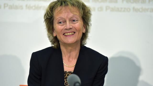 Entre sourire et émotion, Eveline Widmer-Schlumpf a annoncé le 28 octobre 2015 qu'elle allait quitter le Conseil fédéral. [Keystone - Lukas Lehmann]