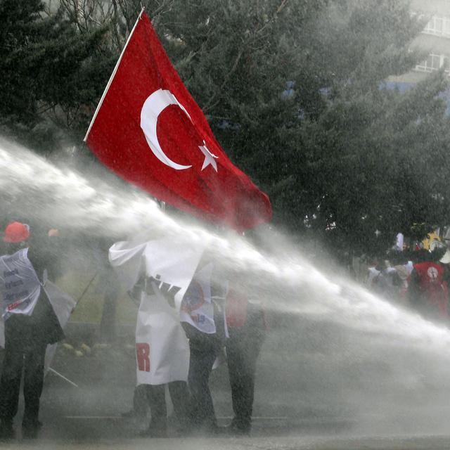La police utilise des canons à eau pour disperser des manifestants, le 20 décembre 2014 à Ankara. [Adem Altan]