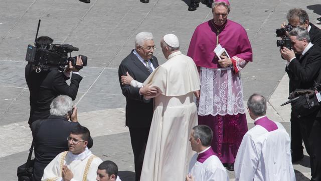 Le pape François et le président palestinien Mahmoud Abbas, après une cérémonie de canonisation au Vatican, le 17 mai 2015. [Massimo Valicchia/NurPhoto]