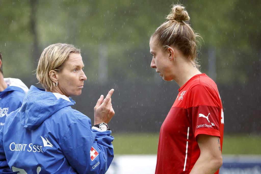 Martina Voss-Tecklenburg a confié le brassard de capitaine à Caroline Abbé. [Salvatore Di Nolfi]