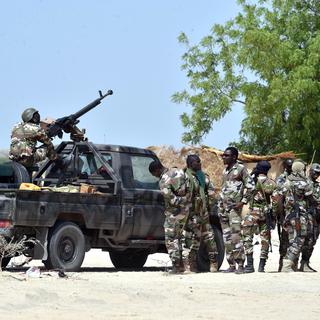 Des soldats nigériens patrouillent près de la frontière avec le Nigeria. [AFP - Issouf Sanogo]
