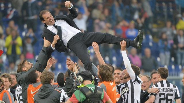 Le coach de la Juve Massimiliano Allegri est porté en triomphe par ses joueurs. [Luca Zennaro]