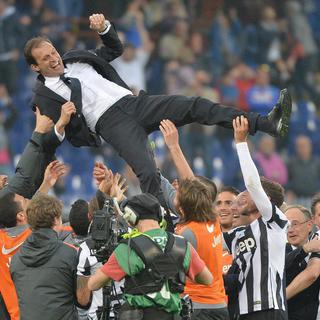 Le coach de la Juve Massimiliano Allegri est porté en triomphe par ses joueurs. [Luca Zennaro]