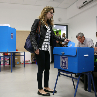Vote dans un bureau de Tel Aviv, ce mardi matin 17.03.2015. [AFP - Gali Tibbon]