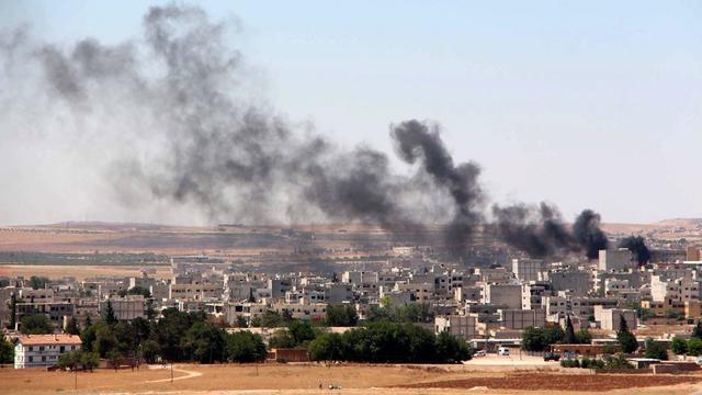 La ville syrienne de Kobané, que les djihadistes tentent de reprendre, photographiée depuis la Turquie, ce 25 juin 2015. [EPA/STR]