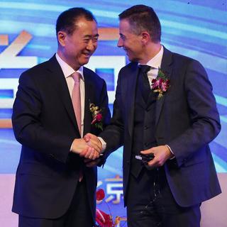 Wang Jianlin, patron du conglomérat chinois, et le neveu du président de la FIFA Philippe Blatter, président d'Infront. [WU HONG]