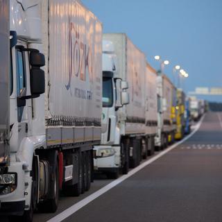 Des camions serbes font la queue à la frontière entre la Serbie et la Croatie. [EPA/Keystone - Zoltan Balogh]