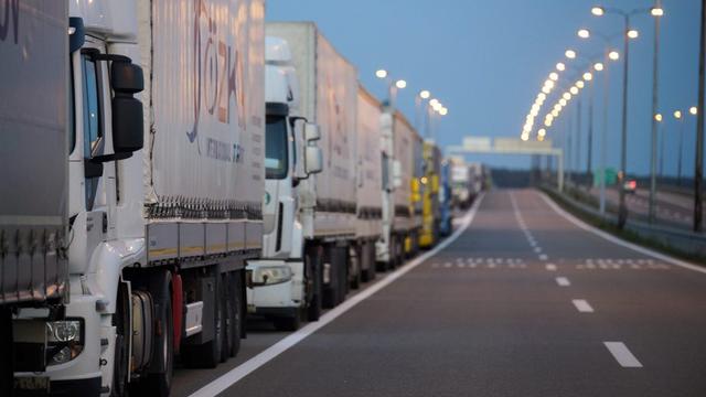 Des camions serbes font la queue à la frontière entre la Serbie et la Croatie. [EPA/Keystone - Zoltan Balogh]