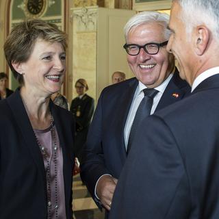 Frank-Walter Steinmeier a été reçu à Berne par les conseillers fédéraux Simonetta Sommaruga et Didier Burkhalter. [Keystone - Peter Schneider]