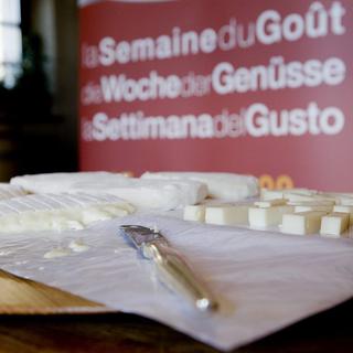 Une assiette de fromage est photographie lors de la conférence de presse pour le lancement de la Semaine suisse du Goût 2009. [Keystone - Jean-Christophe Bott]
