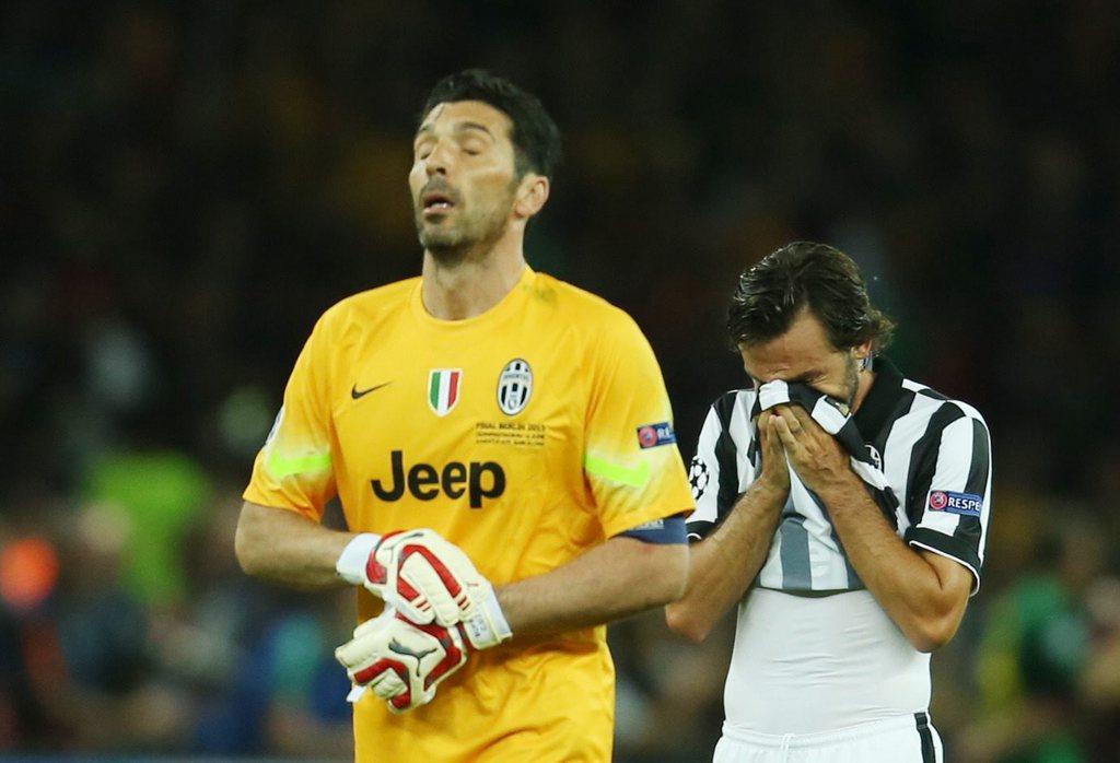 Buffon et surtout Pirlo (à droite) n'ont pas pu retenir leurs larmes à l'issue du match. [KEYSTONE - Ina Fassbender]