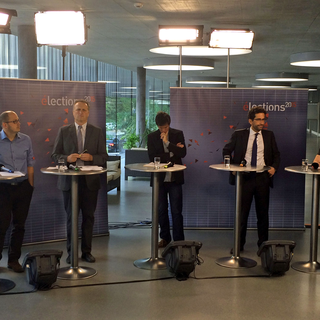 Les cinq candidats en débat ce jeudi soir à Fribourg. [RTS - Julie Liardet]