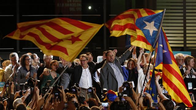 Les partisans de l'indépendance après leur victoire aux élections législatives régionales en Catalogne le 27 septembre 2015. [AP Photo/Keystone - Manu Fernandez]