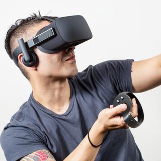 Le Casque Oculus Rift et les Oculus Touch. [Oculus VR]
