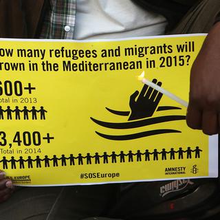 Le 22 avril 2015, une manifestation a lieu à Athènes suite au décès de plus de 700 migrants en Méditerranée. [AFP - Ayhan Mehmet]