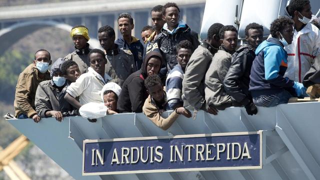 Des migrants arrivent à Salerne à bord d'un navire de la marine italienne, 22.04.2015. [EPA/Keystone - Ciro Fusco]