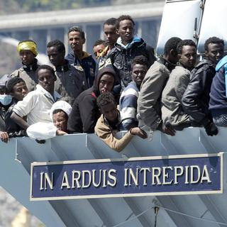 Des migrants arrivent à Salerne à bord d'un navire de la marine italienne, 22.04.2015. [EPA/Keystone - Ciro Fusco]