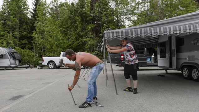 Un groupe de la communauté Yéniche s'est installé sur une place propriété de l'Ecole Hôtelière de Lausanne pour le week-end en attente d'une autre solution. [Jean-Christophe Bott]