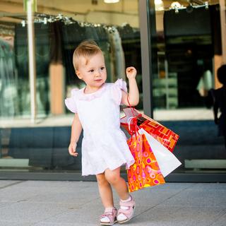La petite fille et le shopping. [Martinan]