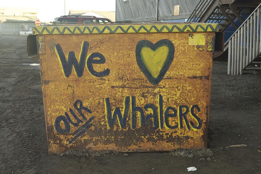 A Barrow, les poubelles sont toutes décorées avec des slogans. [Andrea Sautereau]