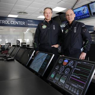 André Borschberg et Bertrand Piccard, les deux pilotes du projet Solar Impulse, posent dans le centre de contrôle monégasque. [AFP Photo - Christophe Magnenet]