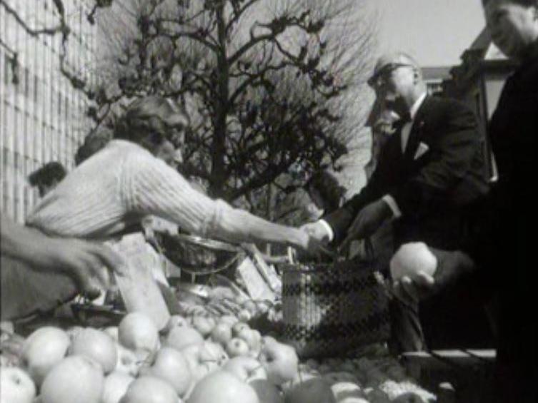 Le marché de primeurs du boulevard Helvétique à Genève. [RTS]