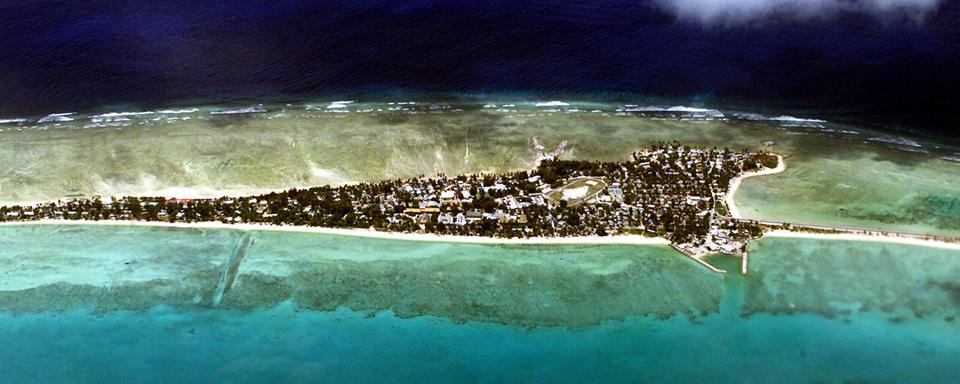 La montée des eaux liée au réchauffement climatique menace les petites îles du Pacifique comme les Kiribati. [AFP - Torsten Blackwood]