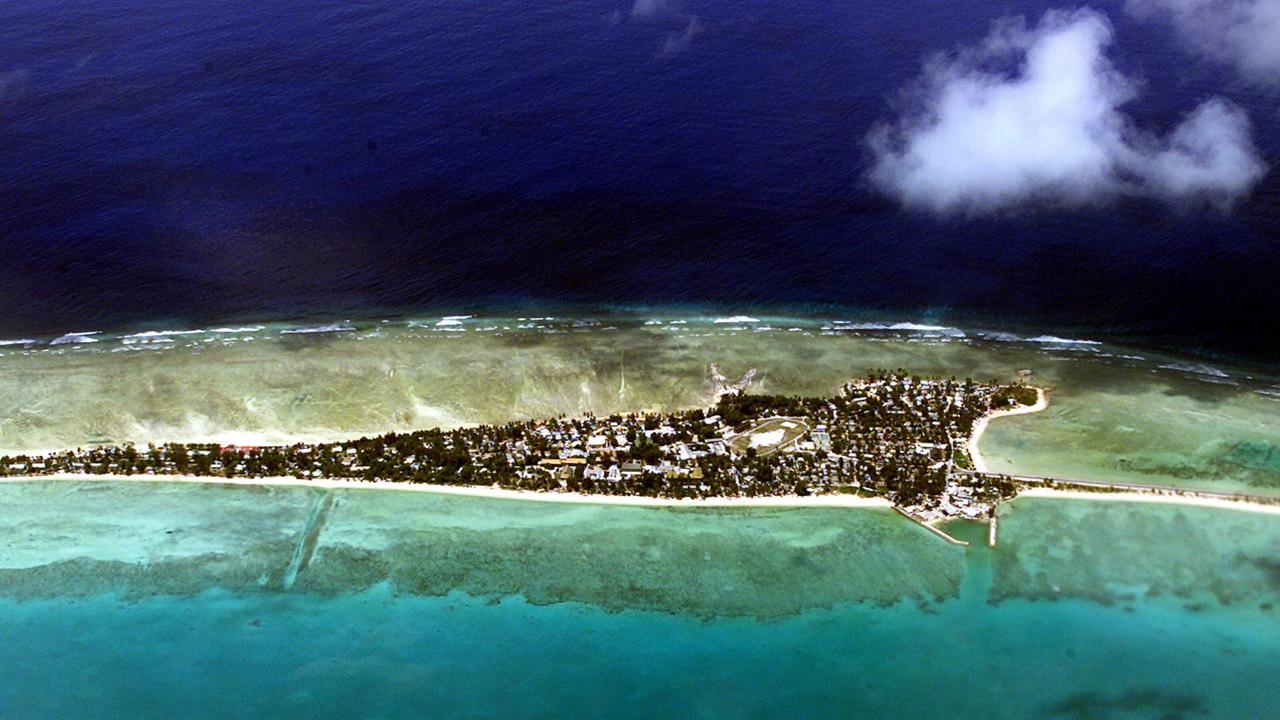 La montée des eaux liée au réchauffement climatique menace les petites îles du Pacifique comme les Kiribati. [AFP - Torsten Blackwood]