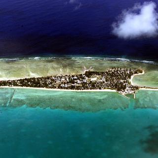 La montée des eaux liée au réchauffement climatique menace les petites îles du Pacifique comme les Kiribati. [AFP - Torsten Blackwood]
