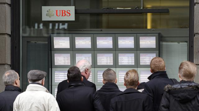 Le 15 janvier dernier devant l'UBS à la Bahnofstrasse à Zurich, jour où la BNS a annoncé l'abandon du taux plancher, mais aussi l'introduction de taux négatifs pour ses clients commerciaux.