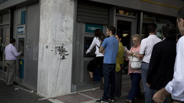 Les Grecs ont retiré près de 30 milliards d'euros depuis octobre dernier. [AP Photo/Petros Giannakouris]