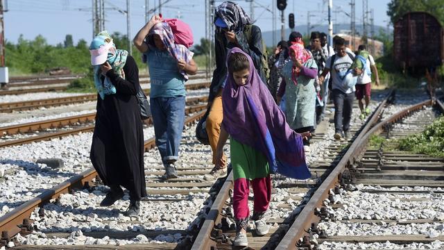 Les migrants arrivent à la gare de Gevgelija, ville frontière à la Grève, pour prendre un train qui les emmènera en Serbie.