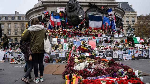 Les fleurs et les hommages aux victimes continuent de s'amasser sur la Place de la République. [EPA/Christophe Petit Tesson]