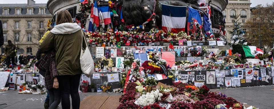 Les fleurs et les hommages aux victimes continuent de s'amasser sur la Place de la République. [EPA/Christophe Petit Tesson]