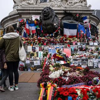 Les fleurs et les hommages aux victimes continuent de s'amasser sur la Place de la République. [EPA/Christophe Petit Tesson]