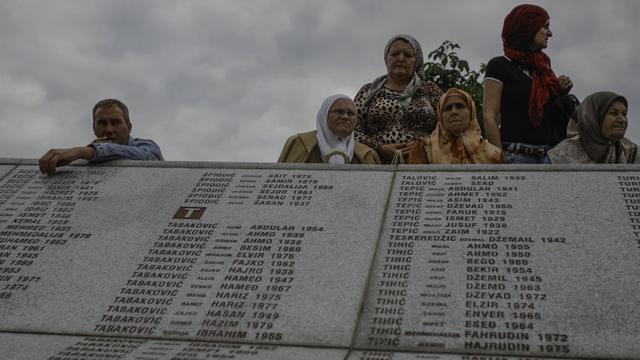 Des proches des victimes de Srebrenica en plein recueillement. [AFP - Samir Yordamovic / Anadolu Agency]