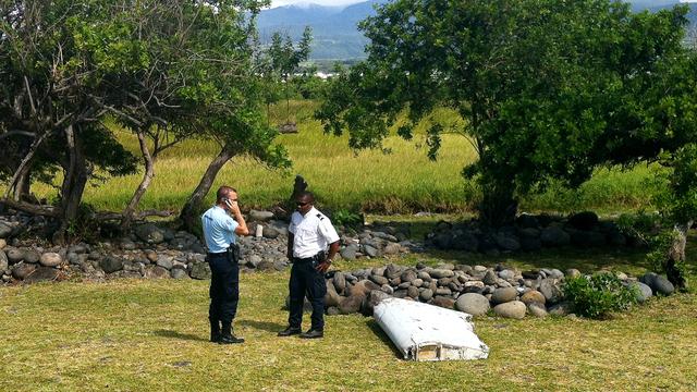 Un débris d'avion a été retrouvé à la Réunion dans l'Océan indien. [afp - Yannick Pitou]