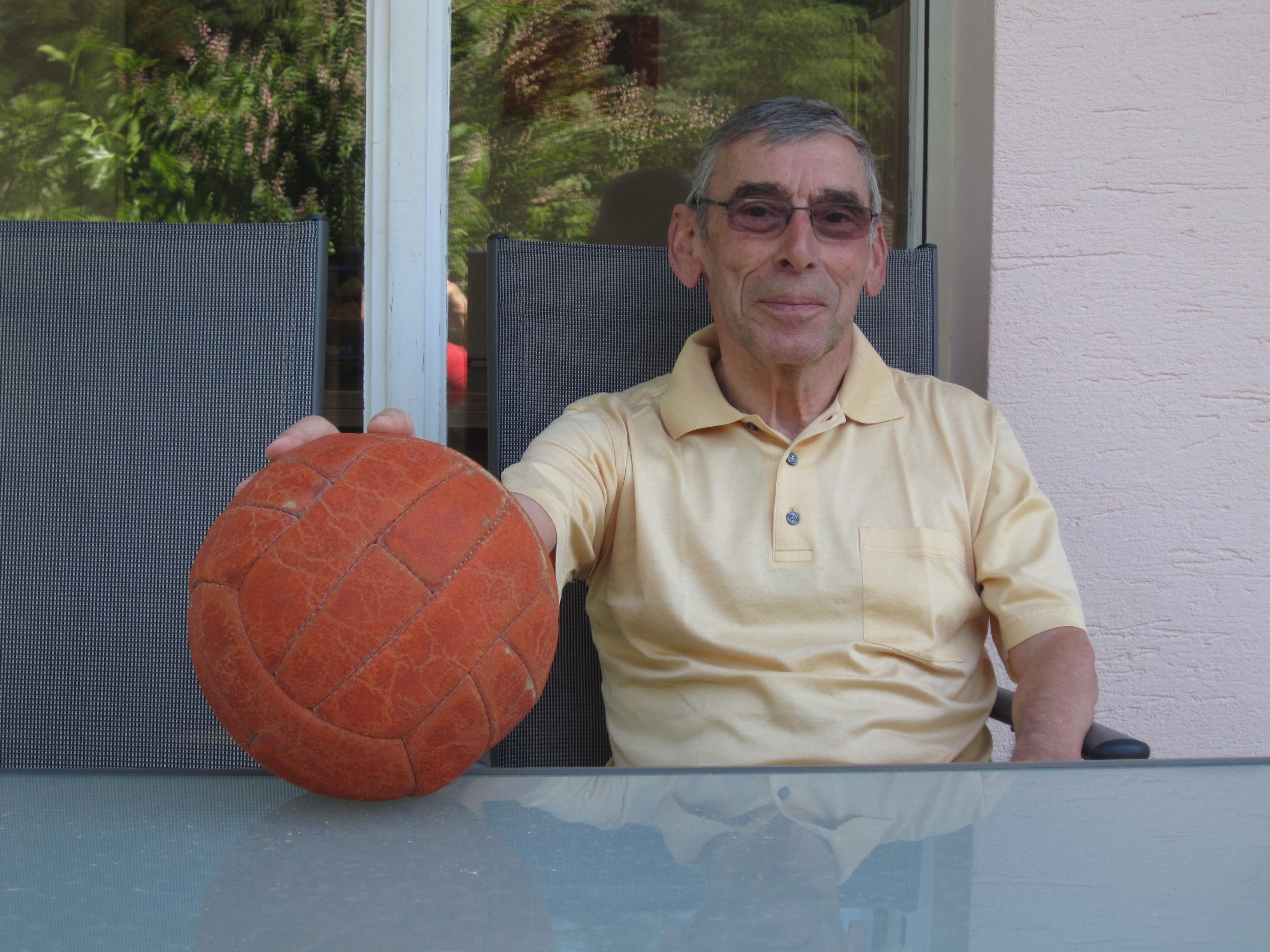 Depuis 50 ans, Pierrot Georgy garde précieusement le ballon de la première finale du FC Sion. [RTS - Axel David]
