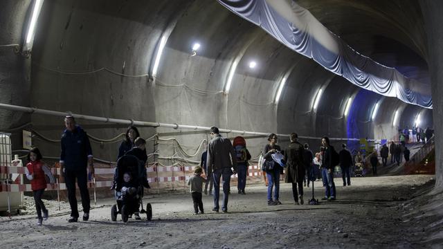 Des milliers de personnes ont parcouru les chantiers du CEVA ce week-end, comme ici le tunnel du Val d'Arve. [Keystone - Salvatore Di Nolfi]