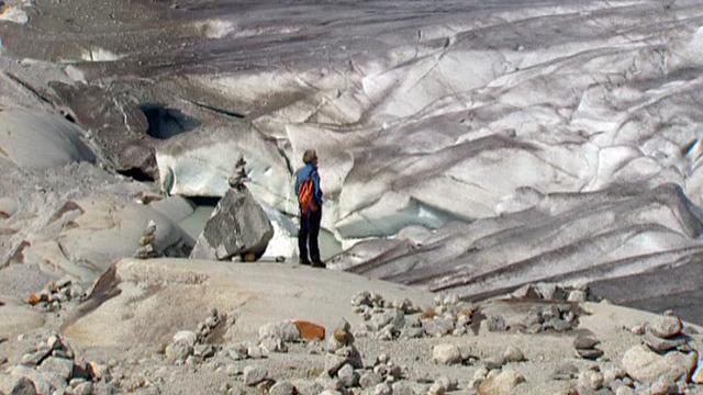 Observation du retrait du Glacier du Rhône en 2006. [RTS]