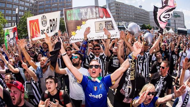 Les supporters de la Juventus attendent le match avec impatience. [EPA/Keystone - Lukas Schulze]