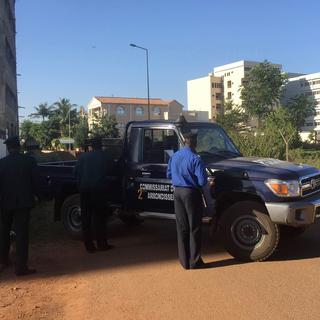 Les forces maliennes prennent position autour de l'hôtel Radisson. [afp - Sébastien Rieussec]