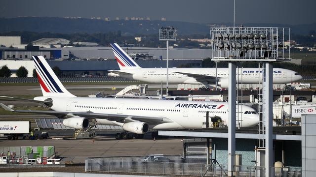 Deux avions de la compagnie Air France sur le tarmac de l'aéroport d'Orly, près de Paris. [AFP - Eric fefferberg]