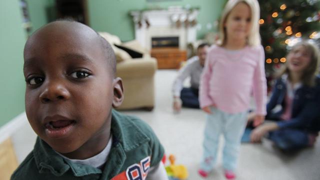 L'évolution du cadre législatif entourant l'adoption internationale a conduit a des procédures plus longues pour les parents adoptants. [AP Photo/Keystone - David Duprey]