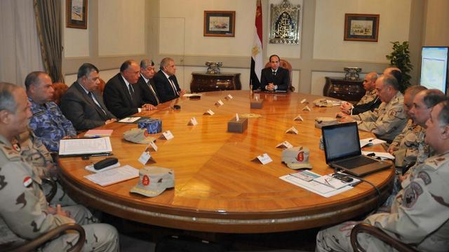 Le président égyptien Abdel-Fattah el-Sissi en réunion lundi matin avec des responsables militaires.